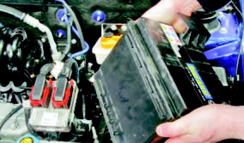 Извлекаем аккумуляторную батарею из автомобиля Fiat Doblo