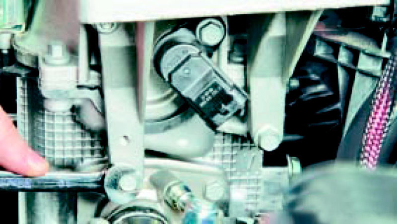 Откручиваем болты, что удерживают кронштейн крепления блока управления двигателем Fiat Doblo