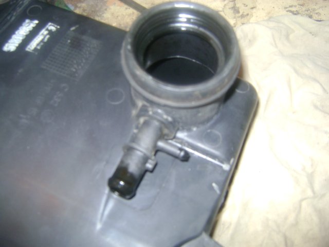 Переворачиваем корпус воздушного фильтра и чистим вентиляцию картерных газов Fiat Doblo 2005
