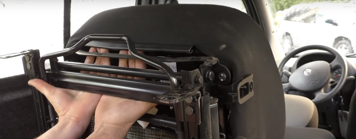 Отсоединяем пластиковые защелки крепления обивки с задней части сидения Fiat Doblo