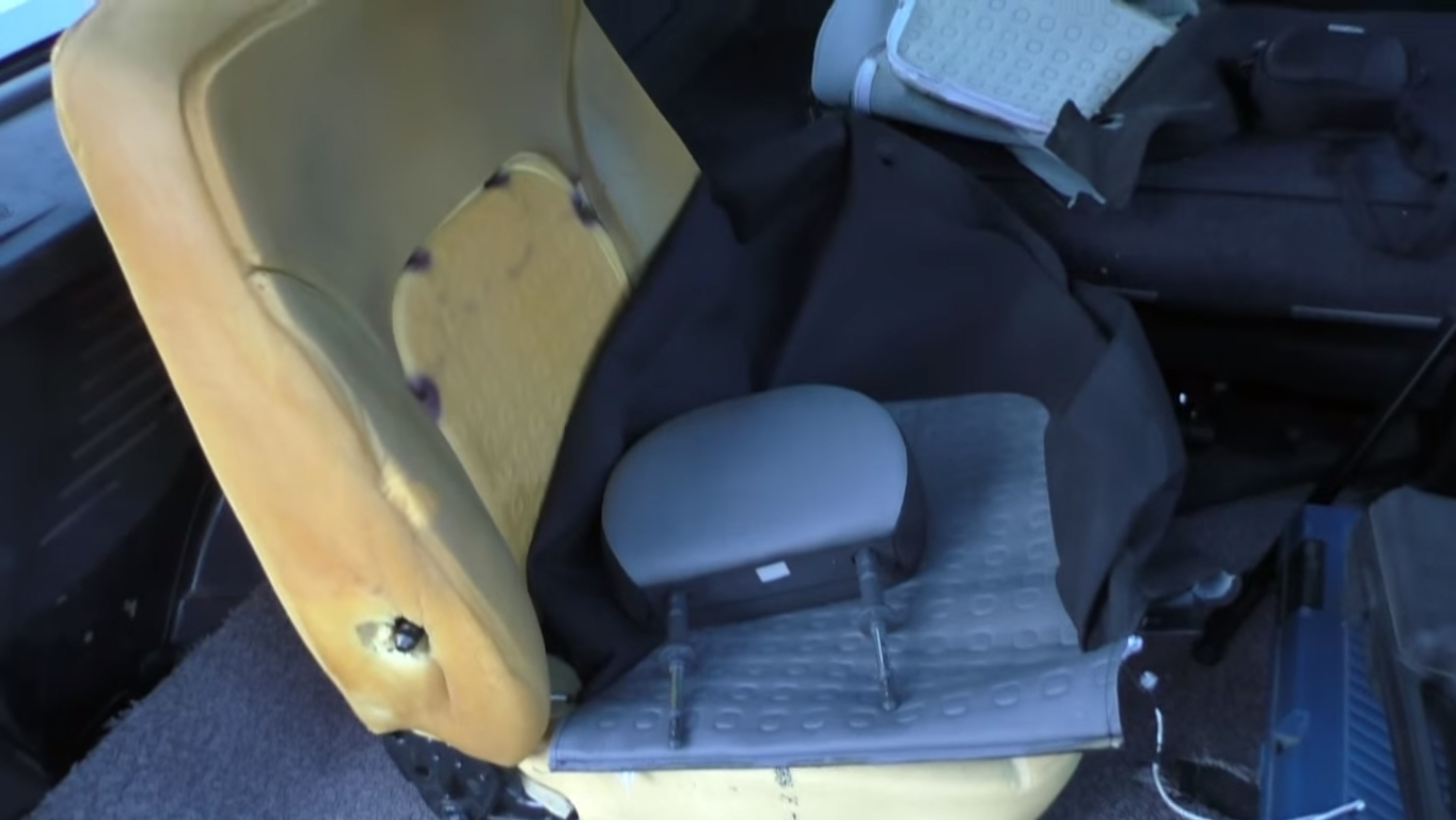 Разобранное сидение, снятый чехол и отсоединенный подголовник Fiat Doblo