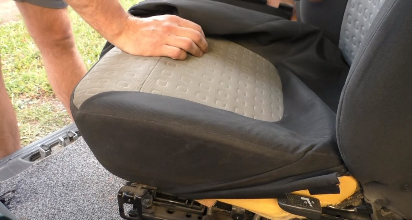 Отсоединяем пластиковые защелки крепления обивки по бокам сидения Fiat Doblo