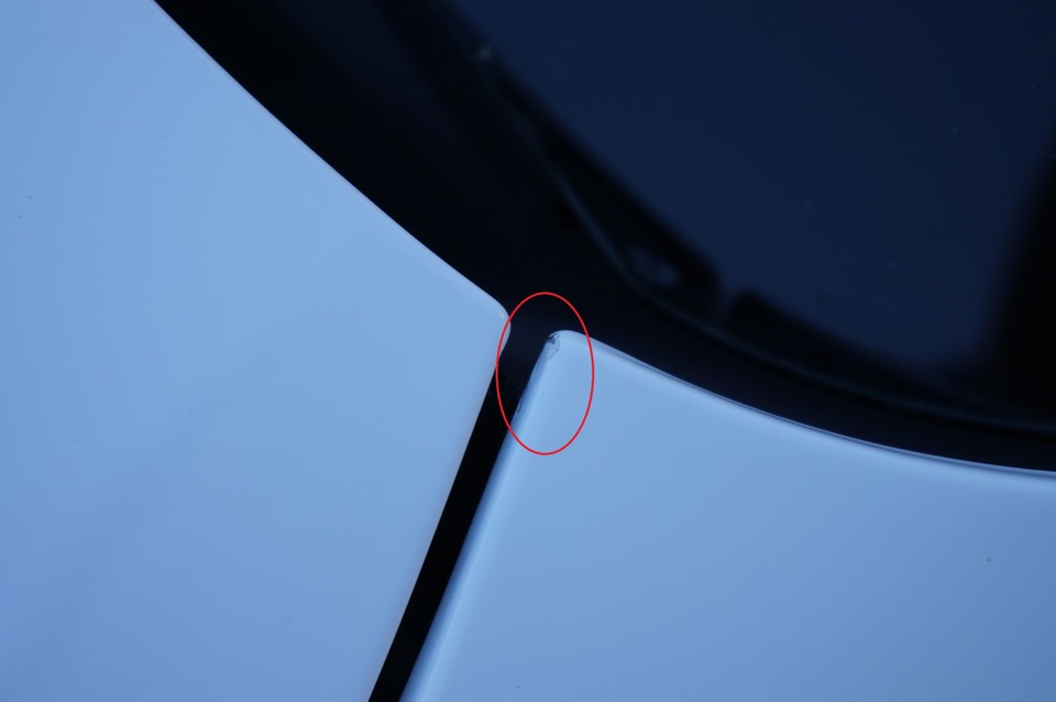 Проверяем равномерность зазоров между капотом и крылом Fiat Doblo