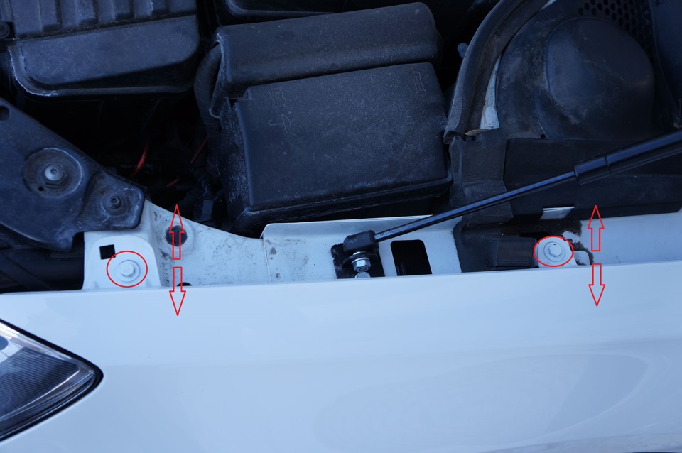 Откручиваем болты крепления крыла к кузову для регулировки положения Fiat Doblo