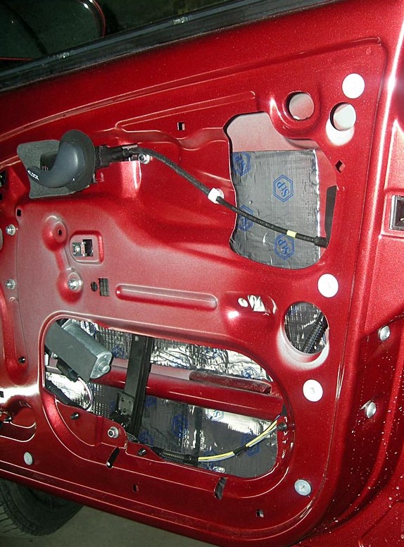 Приклеиваем шумоизоляцию на внутреннюю часть двери Fiat Doblo