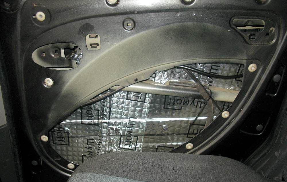 Приклеиваем шумоизоляцию на внешнюю часть задней правой двери Fiat Doblo