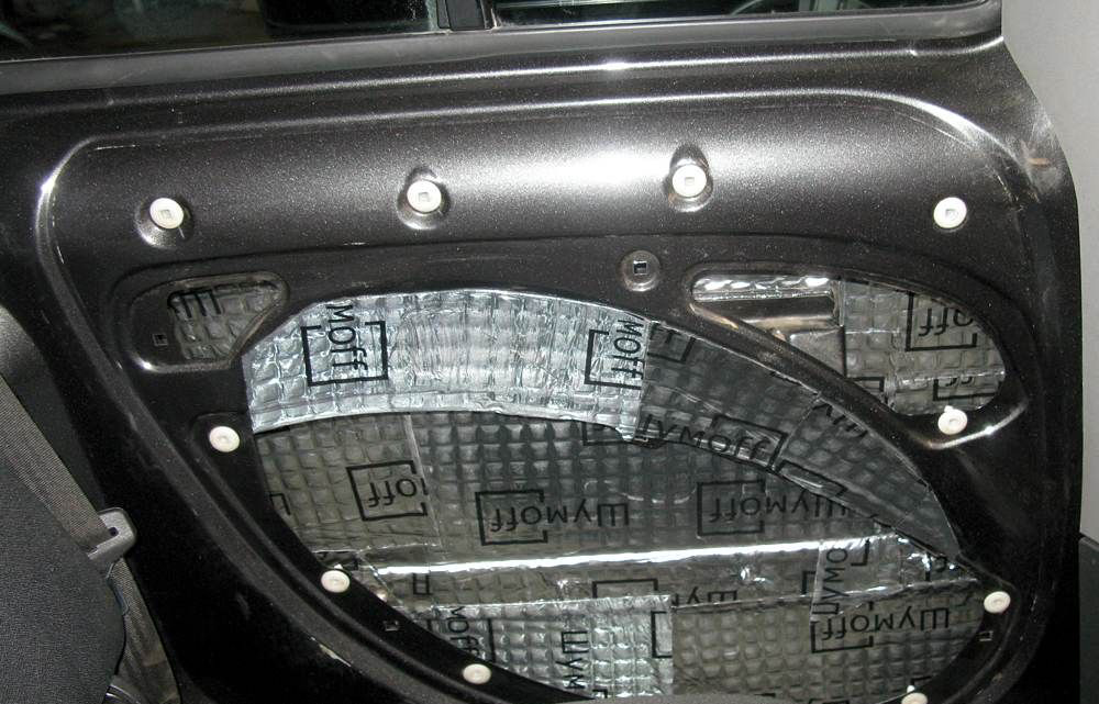 Приклеиваем шумоизоляцию на внешнюю часть задней левой двери Fiat Doblo
