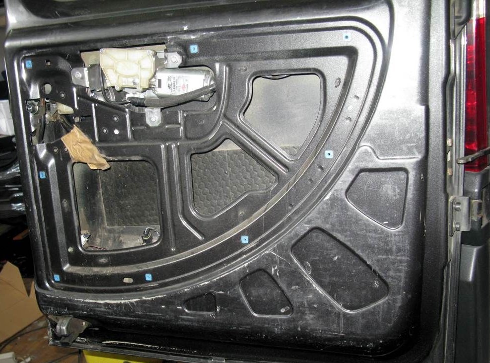 Оклеиваем наружную часть правой двери багажника шумоизоляцией Fiat Doblo