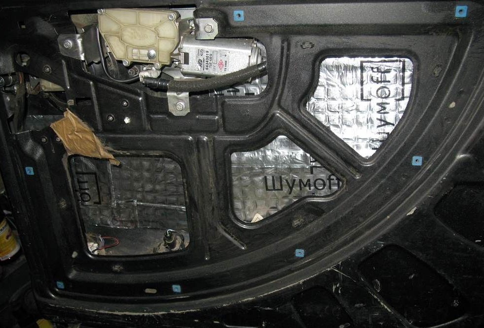 Оклеиваем наружную часть правой двери багажника виброизоляцией Fiat Doblo