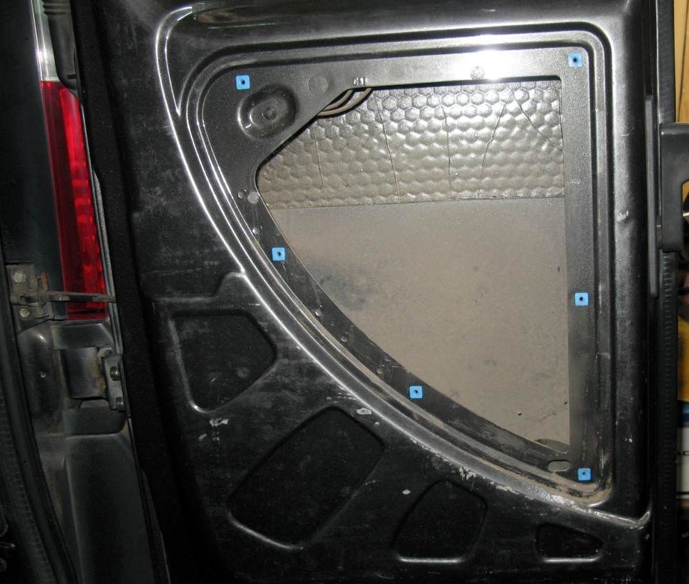 Оклеиваем наружную часть правой двери багажника виброизоляцией Fiat Doblo