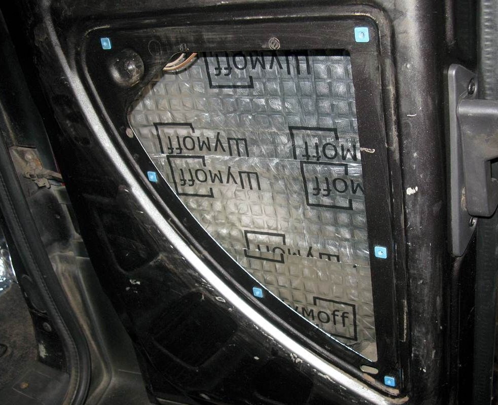 Оклеиваем наружную часть правой двери багажника шумоизоляцией Fiat Doblo