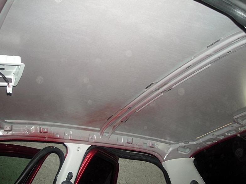 Приклеиваем шумоизоляцию на крышу автомобиля Fiat Doblo