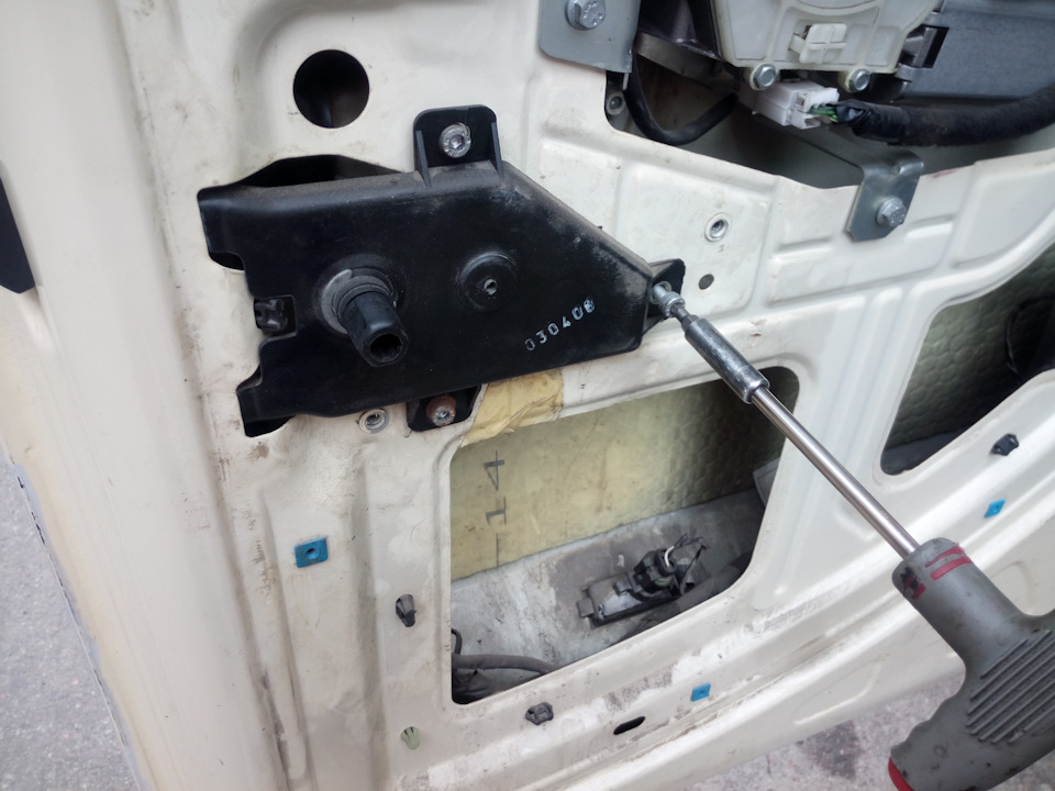 Снимаем корпус задней внутренней ручки распашной двери багажного отделения Fiat Doblo