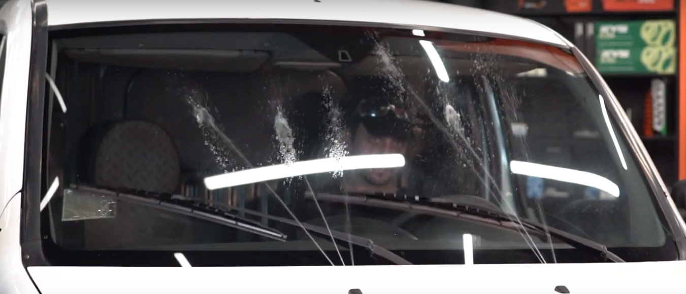 Смачиваем омывателем стекло и включаем щетки очистителя ветрового стекла Fiat Doblo
