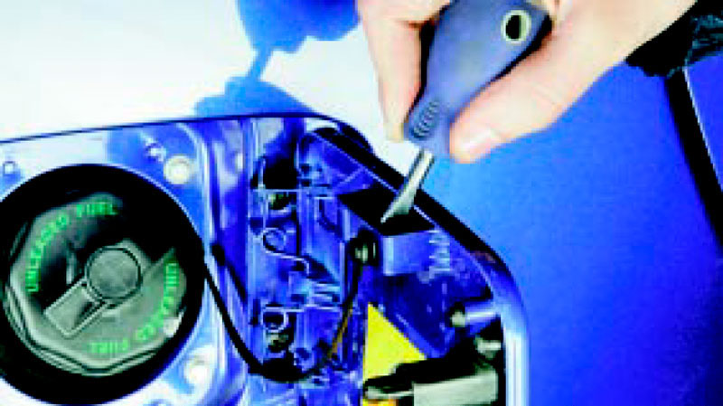 Проталкиваем фиксатор пластикового жгута в отверстие кронштейна крышки люка наливной трубы топливного бака Fiat Doblo