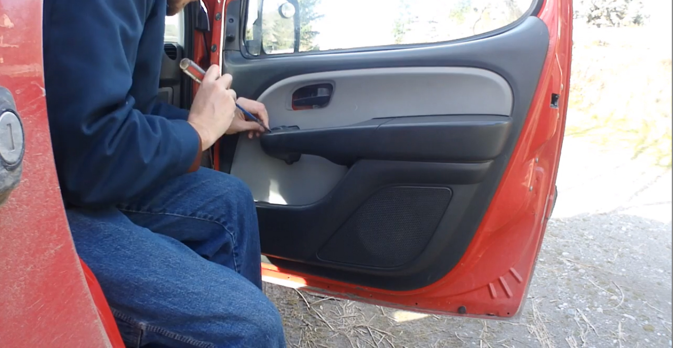 Отверткой с плоским лезвием поддеваем блок управления стеклоподъемником Fiat Doblo
