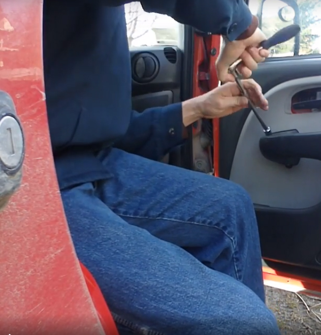 Выкручиваем шестигранником болт крепления дверной ручки внутри отсоединенного блока управления стеклоподъемника Fiat Doblo