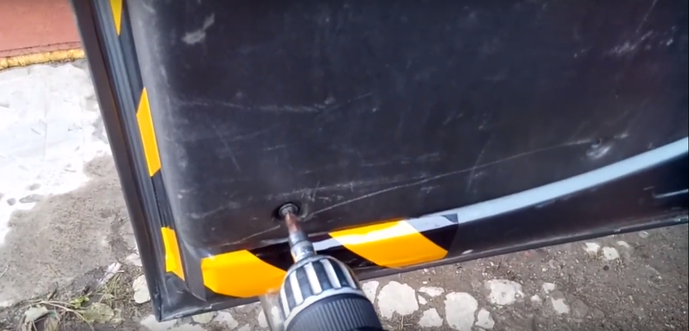 Выкручиваем седьмой шуруп крепления дверной карты багажного отделения Fiat Doblo