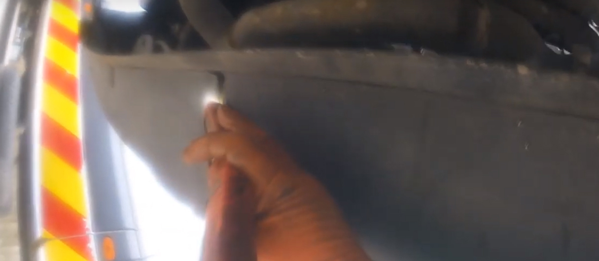 Откручиваем саморезы, закрепляющие нижнюю часть бампера к кузову Fiat Doblo