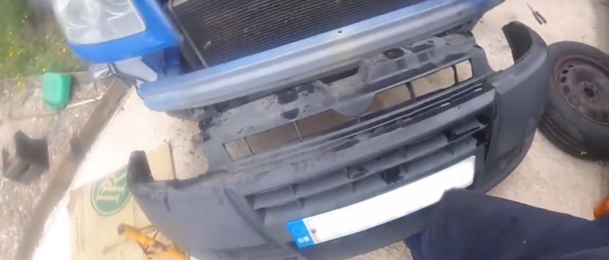 Снятый передний бампер автомобиля Fiat Doblo