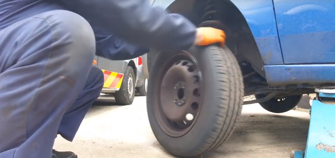 Снимаем передние колеса автомобиля Fiat Doblo