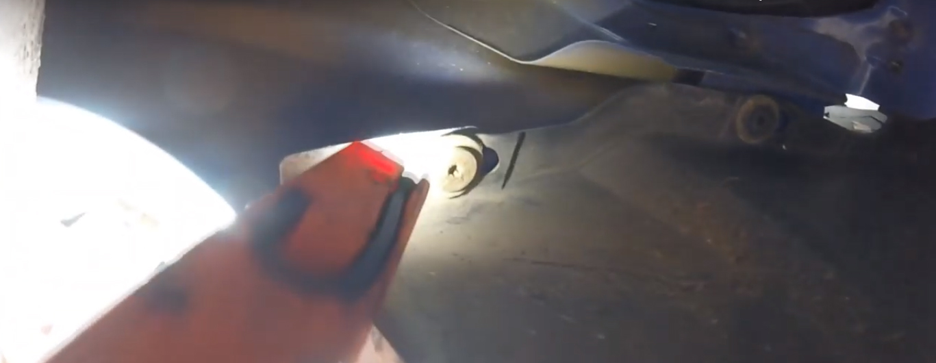 Откручиваем болты крепления переднего бампера внутри колесной арки Fiat Doblo