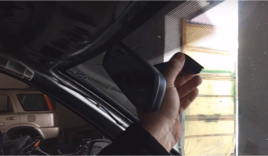 Вставляем зеркало заднего вида в паз крепления пяточки на лобовом стекле Fiat Doblo