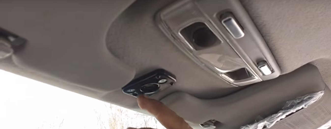 Выкручиваем 3 болта крепления зеркала заднего вида к потолку автомобиля Fiat Doblo