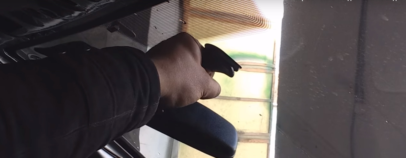 Поворачиваем зеркало заднего вида против часовой стрелки Fiat Doblo