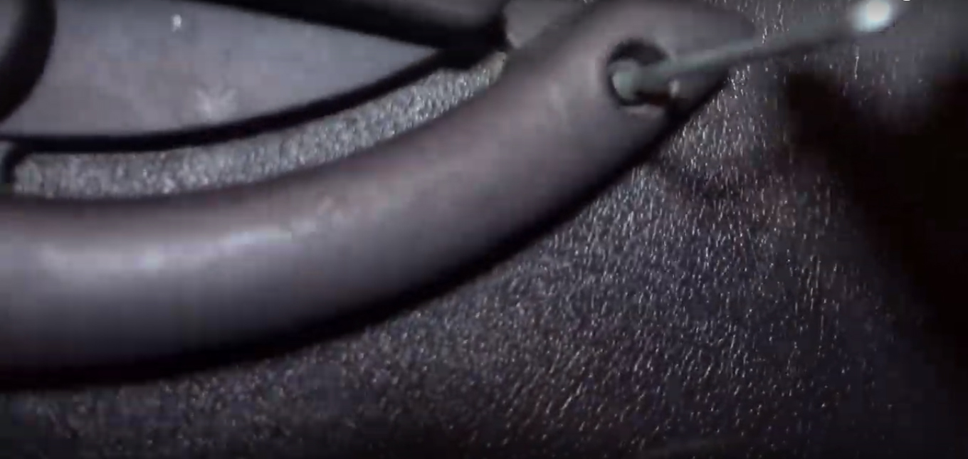 Шестигранный ключ на 4 мм для откручивания болтов крепления салонной ручки багажного отделения Fiat Doblo