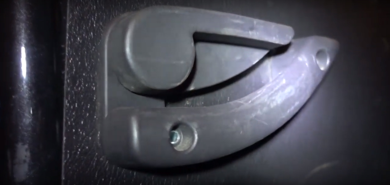 Выкрученные болты крепления салонной ручки двери багажного отделения Fiat Doblo