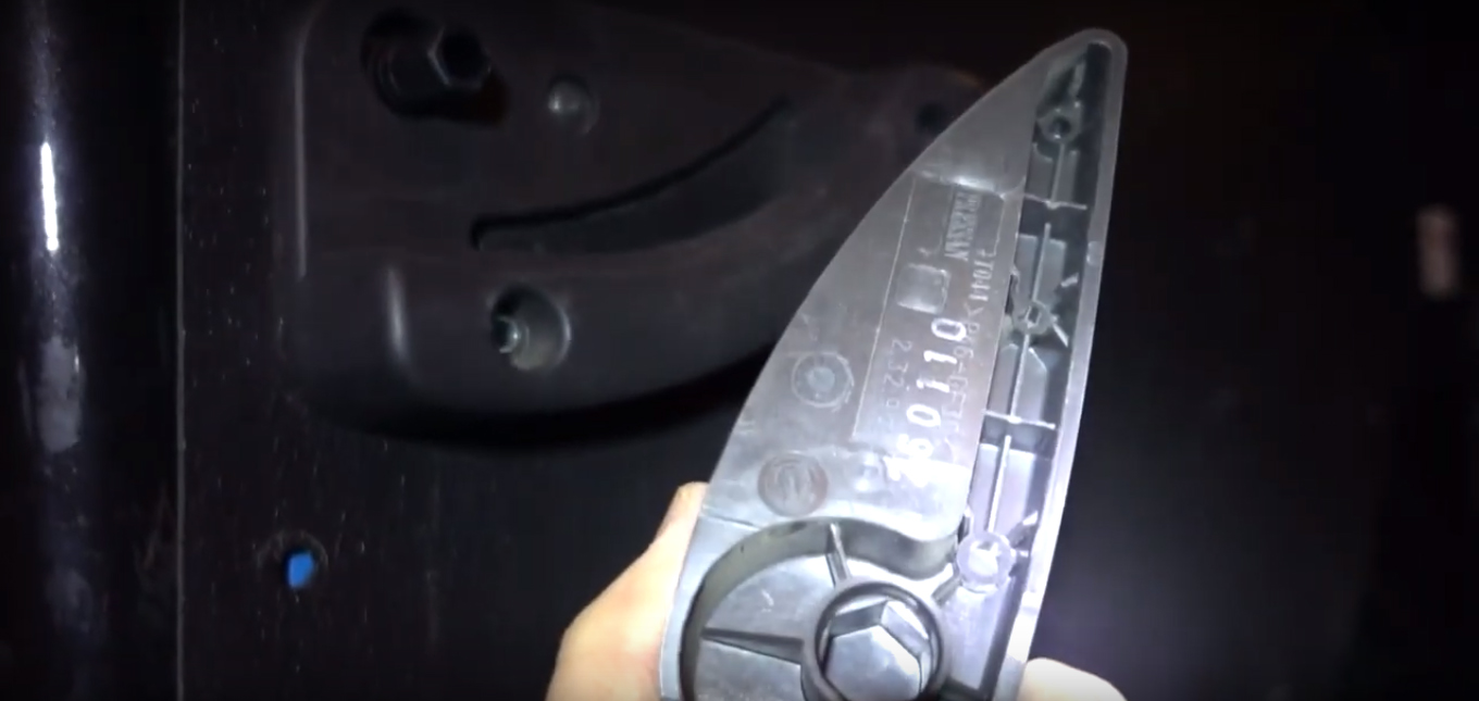 Снятая салонная ручка механизма открытия двери багажного отделения Fiat Doblo
