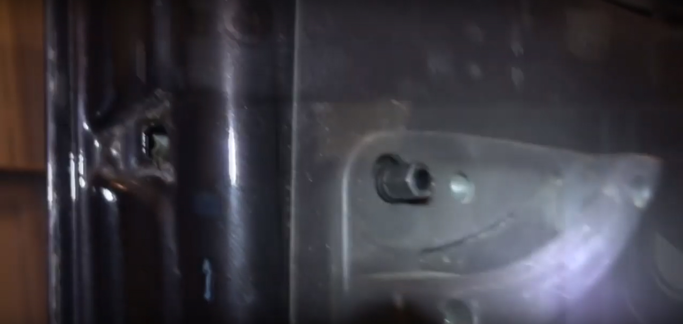 Шестигранный паз крепления салонной ручки механизма открытия двери багажного отделения Fiat Doblo