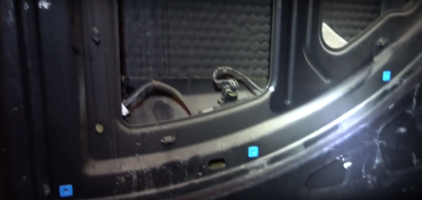 Вид после снятия карты двери багажного отделения Fiat Doblo