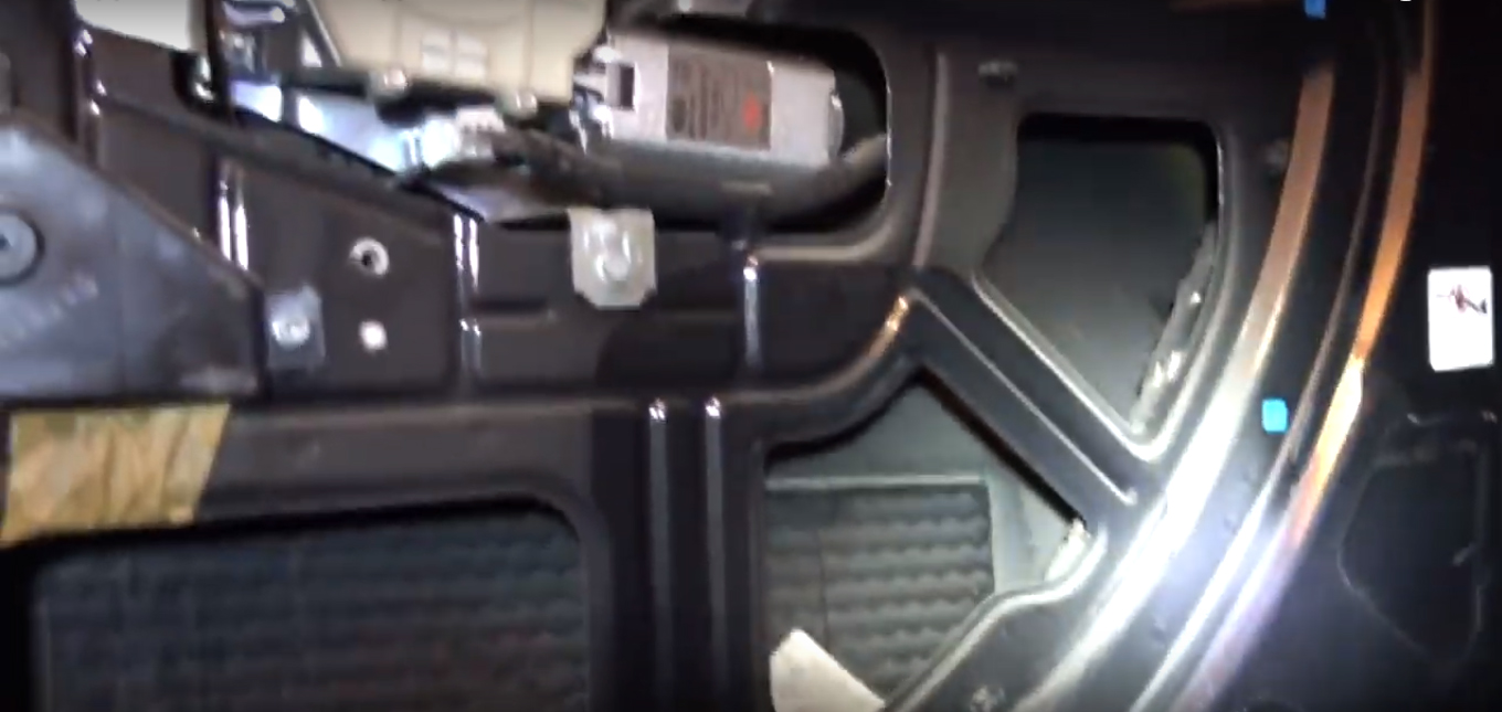 Вид верхней части, после снятия карты двери багажного отделения Fiat Doblo