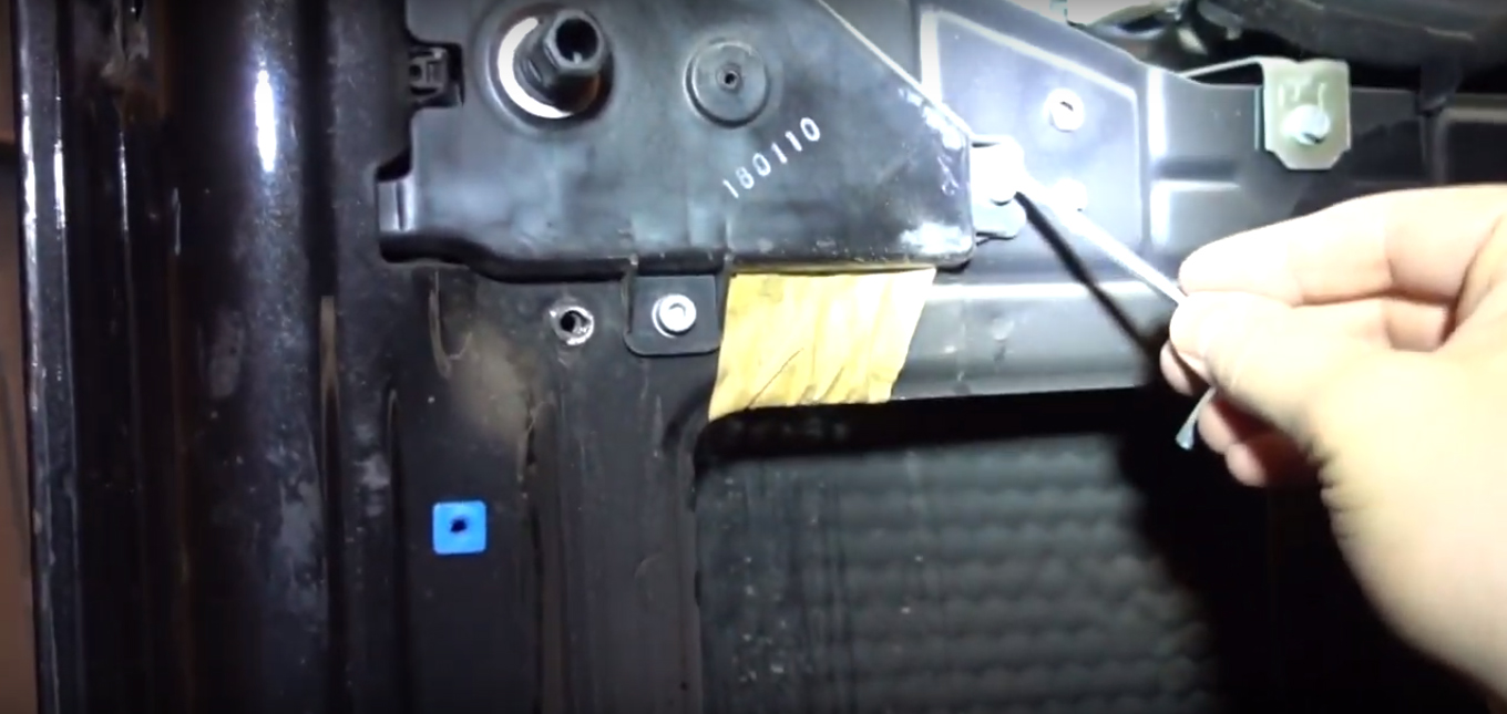 Откручиваем, шестигранником на 4 мм, второй болт крепления металлической защиты механизма замка двери багажного отделения Fiat Doblo