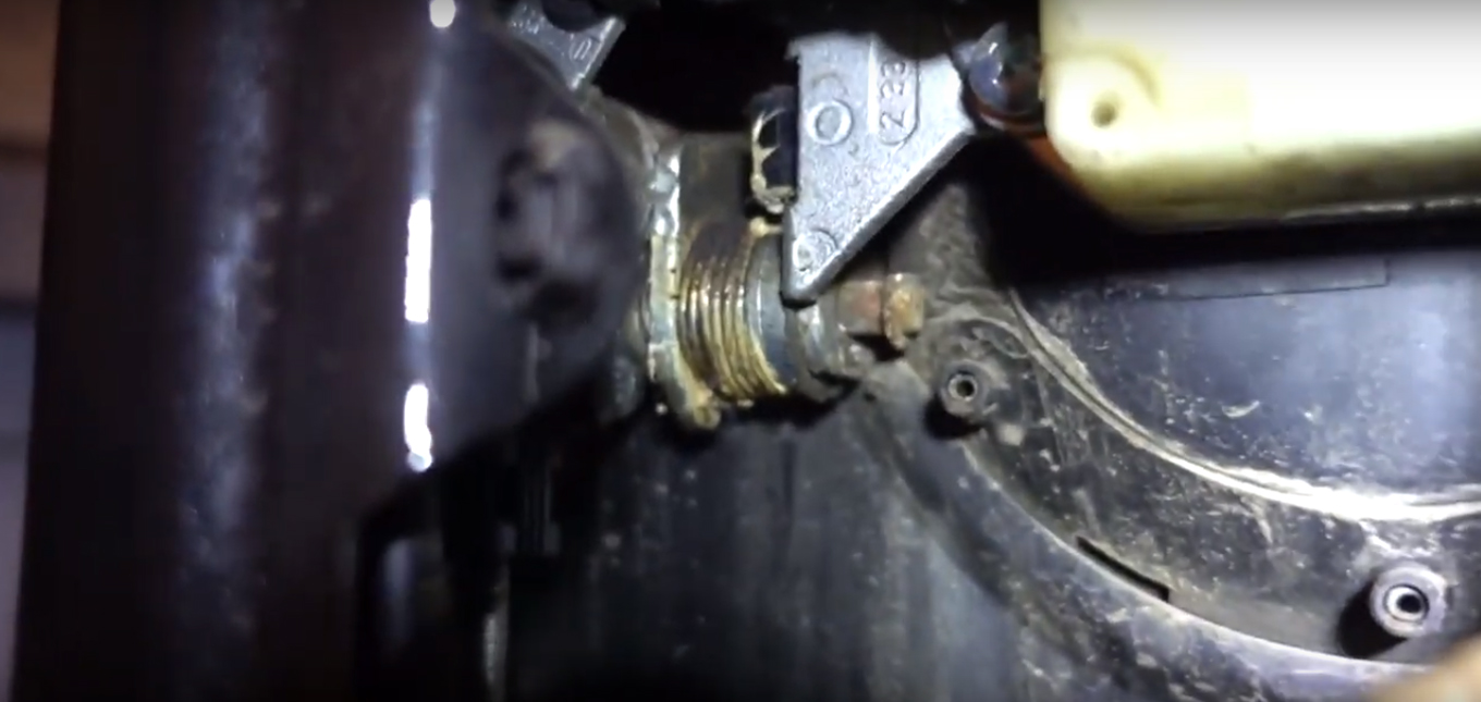 Общий вид, после снятия металлической защиты, на механизм открытия двери багажного отделения Fiat Doblo