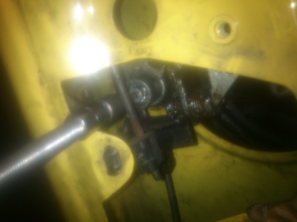 С внутренней стороны выкручиваем шестигранником на 4 мм болт крепления механизма замка двери багажного отделения Fiat Doblo