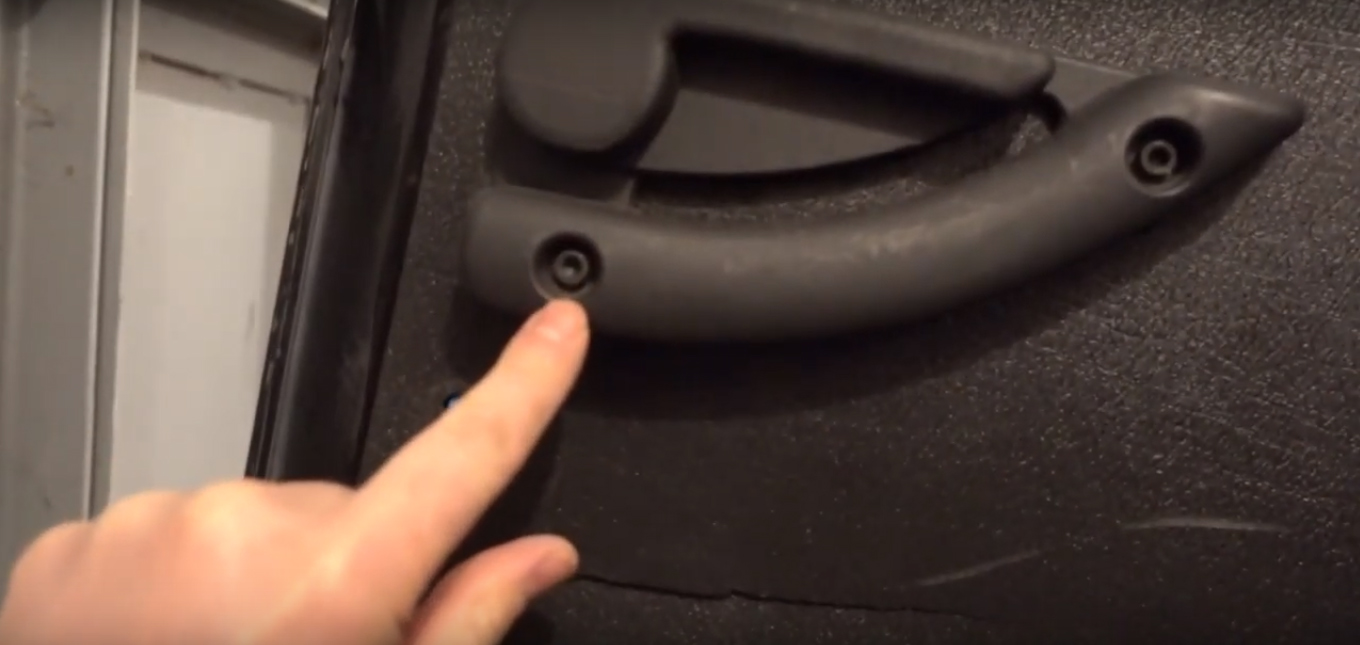 Откручиваем шестигранным ключом первый болт крепления салонной ручки багажного отделения Fiat Doblo