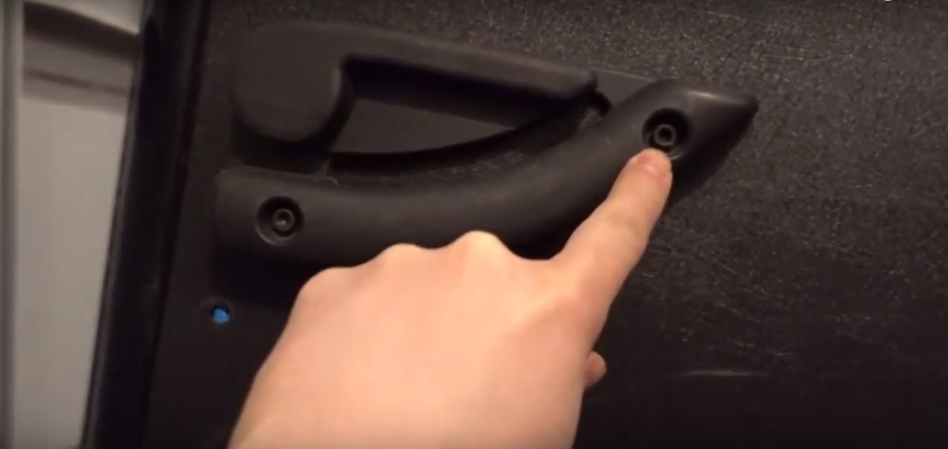 Откручиваем шестигранным ключом второй болт крепления салонной ручки багажного отделения Fiat Doblo