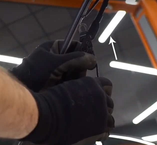 Фиксируем щетку в держателе стеклоочистителя ветрового стекла Fiat Doblo