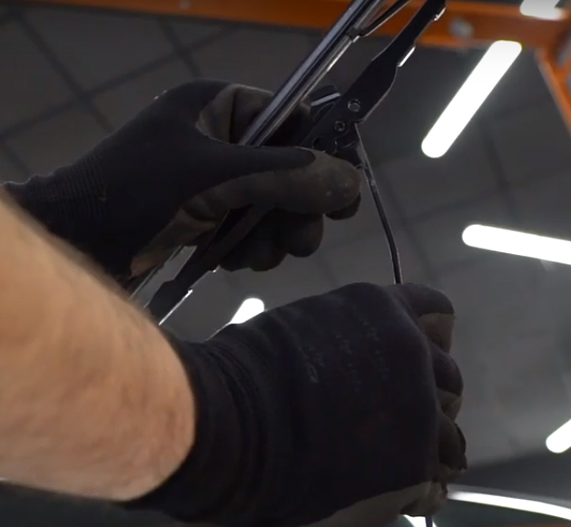 Фиксируем щетку в держателе стеклоочистителя ветрового стекла 2 Fiat Doblo